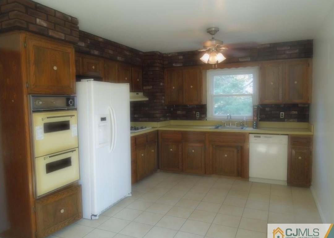 10 London Dr, East Brunswick, NJ 08816