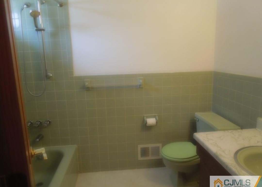 10 London Dr, East Brunswick, NJ 08816