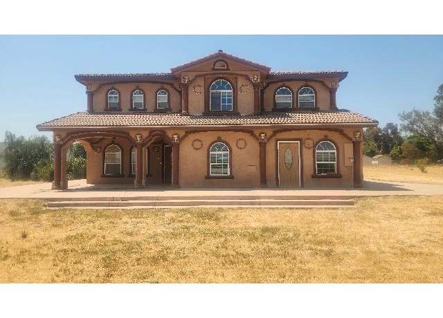 Property at 2091 E Nebraska Ave, Dinuba, CA 93618, 5 beds, 4 baths