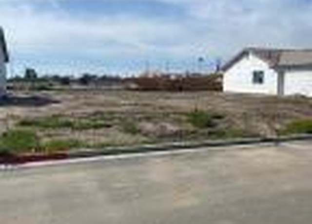 Property at 1153 S Creekside Pl E, Porterville, CA 93257, 4 beds, 3 baths