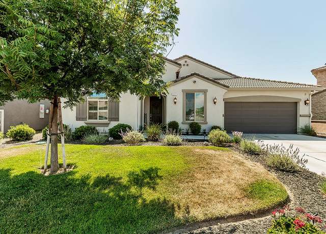Property at 117 Emperor Way, Dinuba, CA 93618, 3 beds, 2 baths