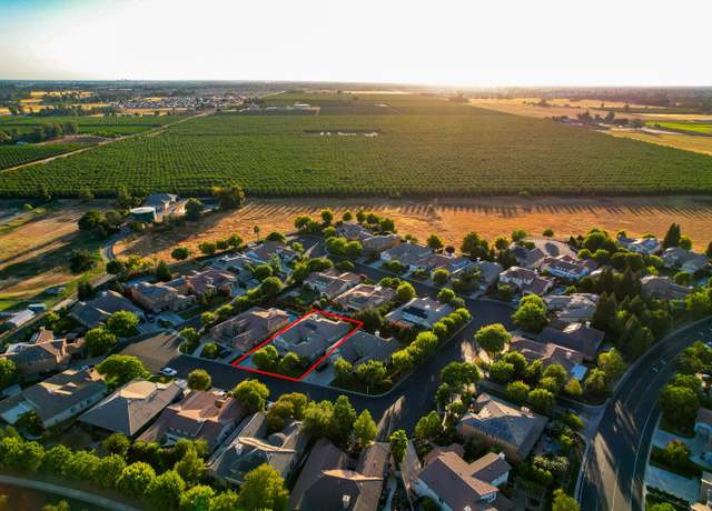Property at 4183 N Bodega Bay Rd, Clovis, CA 93619, 4 beds, 4 baths