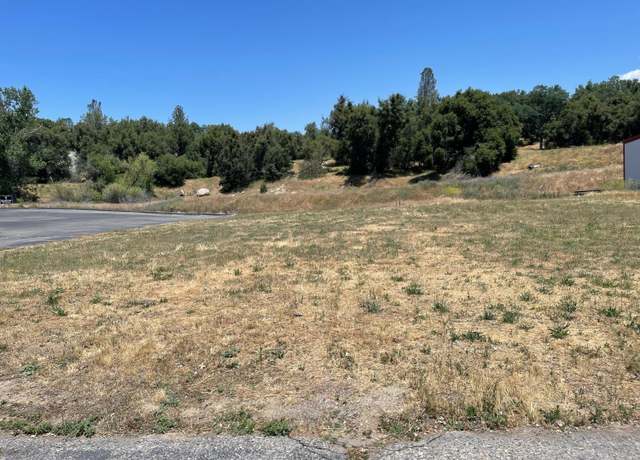 Property at 38 Junction Dr, Oakhurst, CA 93644