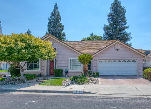 Property at 218 W Fallbrook Ave, Clovis, CA 93611, 3 beds, 2 baths