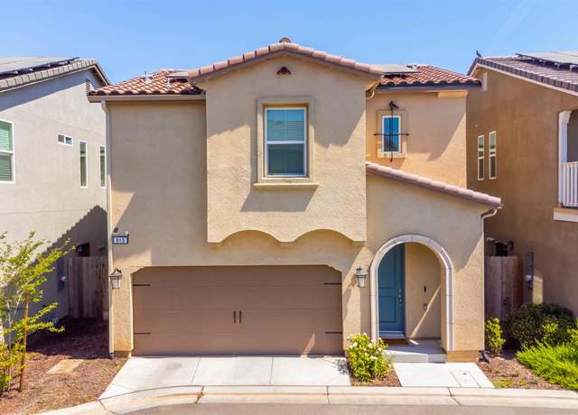 Property at 915 Winchell Way W, Madera, CA 93636, 3 beds, 2.5 baths