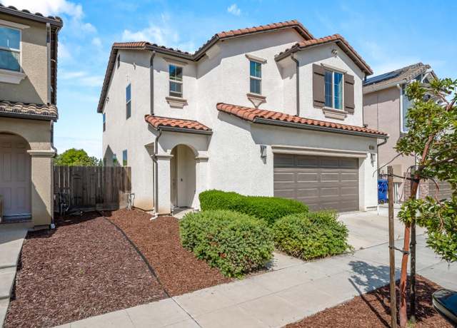 Property at 2611 N Mcarthur Ave, Fresno, CA 93727, 3 beds, 2.75 baths