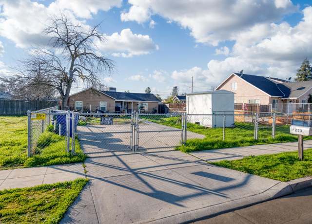 Property at 253 W Alluvial Ave, Fresno, CA 93650, 3 beds, 1 bath