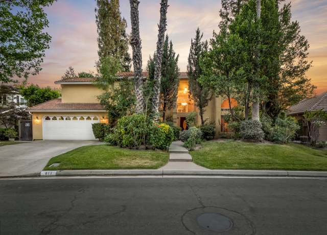 Property at 811 E Country View Cir, Fresno, CA 93730, 4 beds, 3 baths