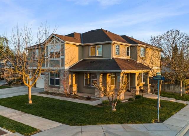 Property at 1410 Azalea St, Kingsburg, CA 93631, 5 beds, 4 baths