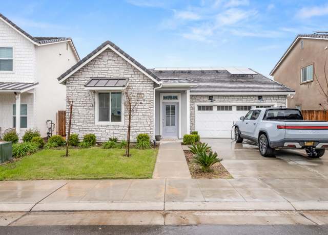 Property at 294 Huntington Ave S, Madera, CA 93636, 3 beds, 2 baths