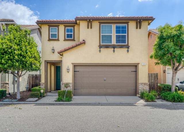 Property at 1525 N Piccadilly Ln, Clovis, CA 93619, 4 beds, 2.5 baths