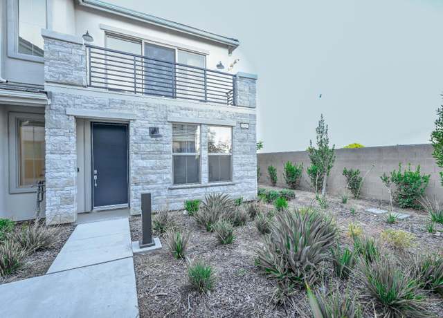 Property at 2899 E Tamarind Dr, Fresno, CA 93730, 2 beds, 2 baths
