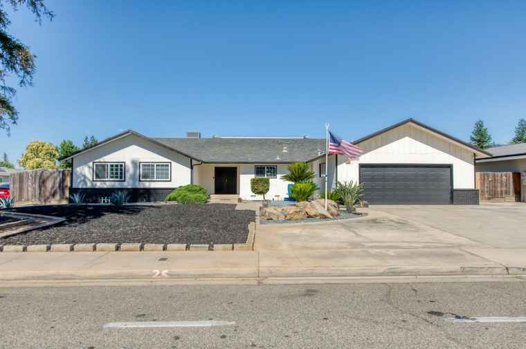 Photo of 1580 Armstrong Ave Clovis, CA 93611
