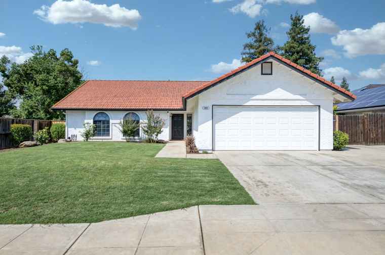 Photo of 640 N Renn Ave Clovis, CA 93611