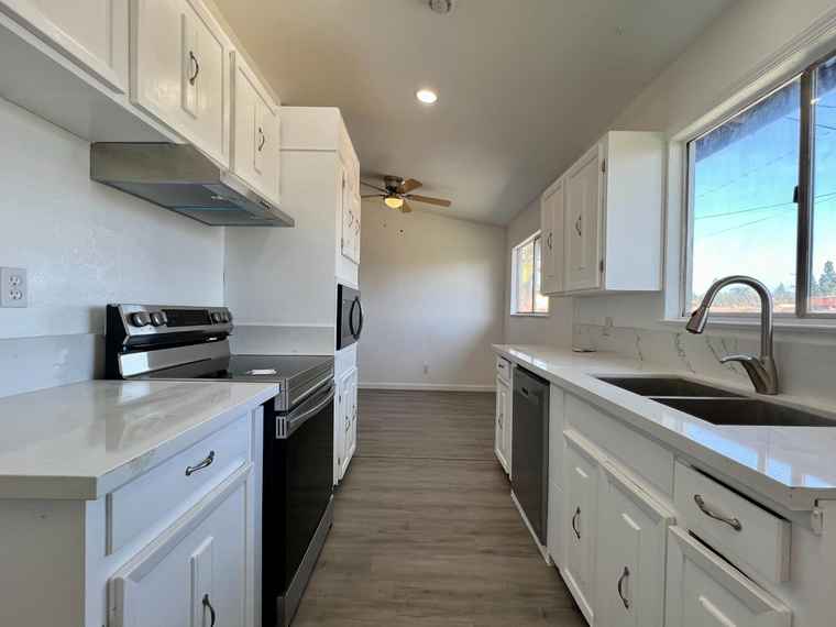 Photo of 115 Beverly Dr Clovis, CA 93612
