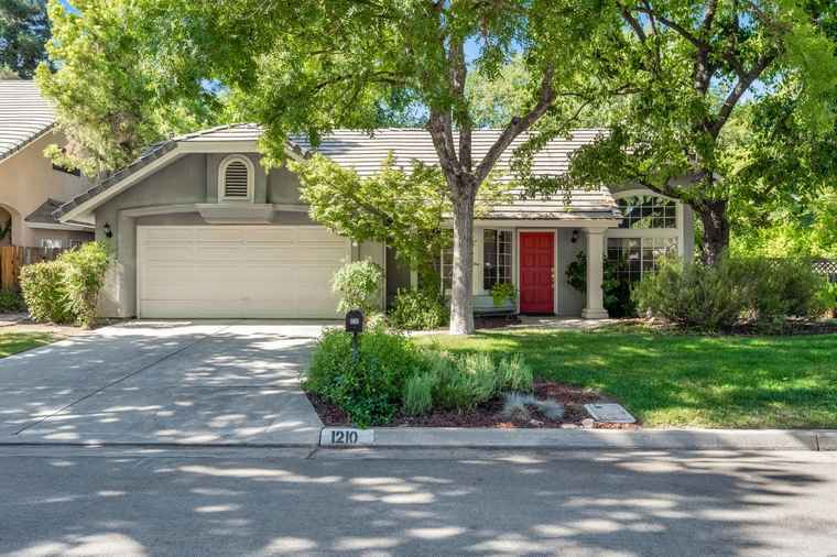 Photo of 1210 E Province Dr Fresno, CA 93720