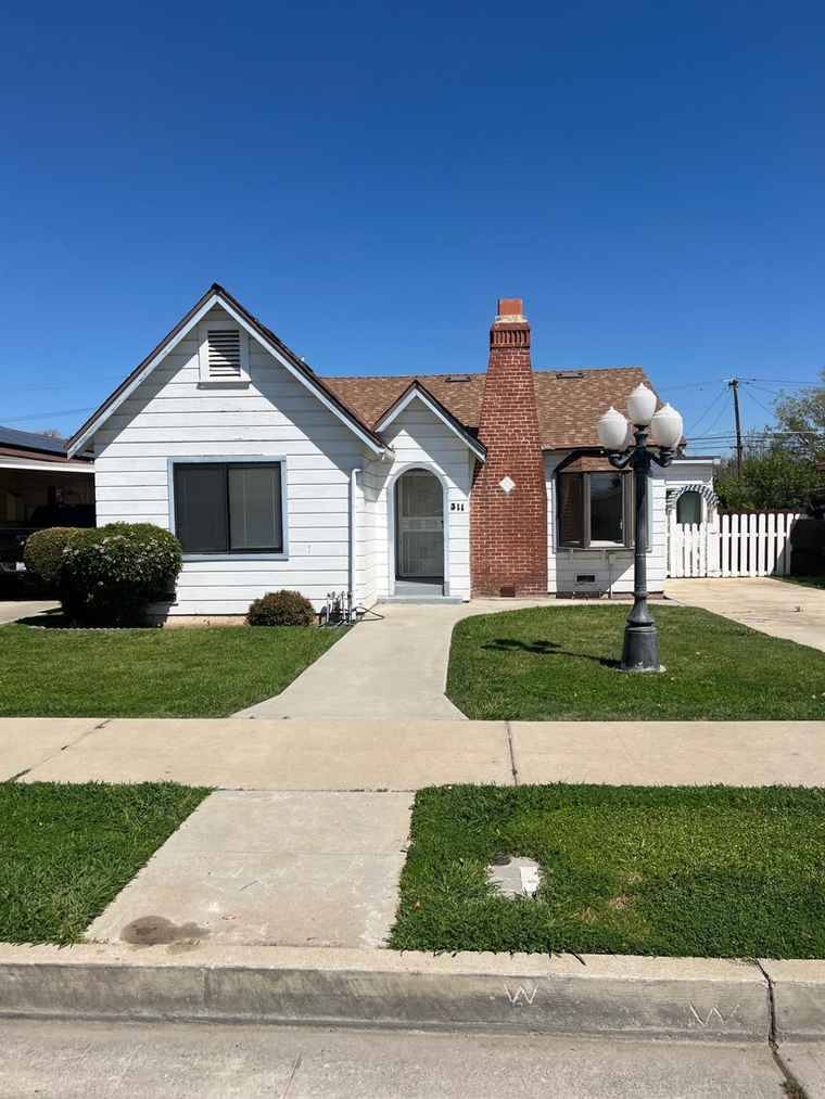 Photo of 311 S K St Madera, CA 93637