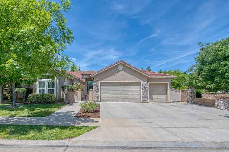 Photo of 3251 Alamos Ave Clovis, CA 93619
