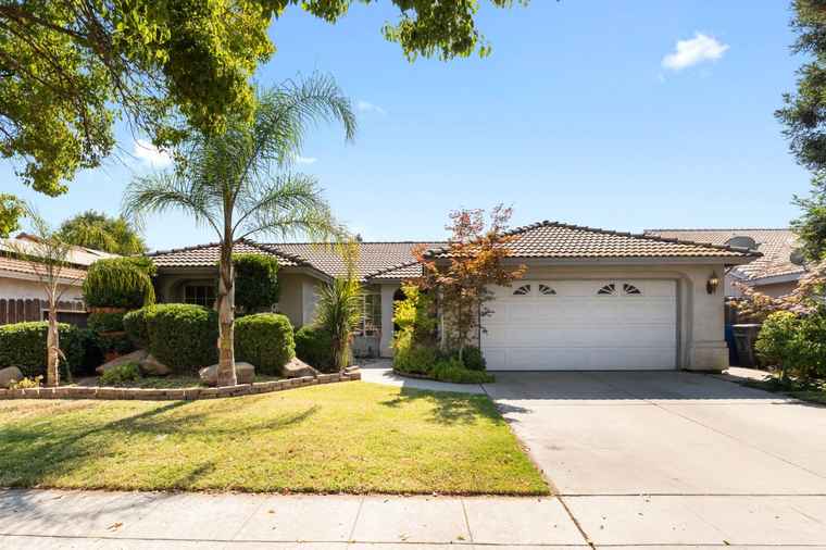 Photo of 539 Chablis Ave Madera, CA 93637