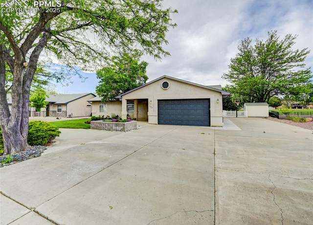 Property at 433 W Fairway Dr, Pueblo, CO 81007, 3 beds, 2 baths
