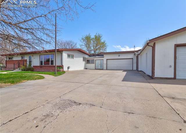 Property at 940 S Geneva St, Aurora, CO 80247, 5 beds, 2 baths