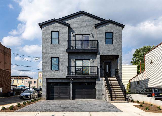 Property at 41 E 16TH St, Bayonne, NJ 07002, 7 beds, 4.5 baths