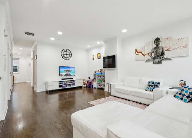 Property at 286 ROSLYN Ct #286, West New York, NJ 07093, 3 beds, 2.5 baths