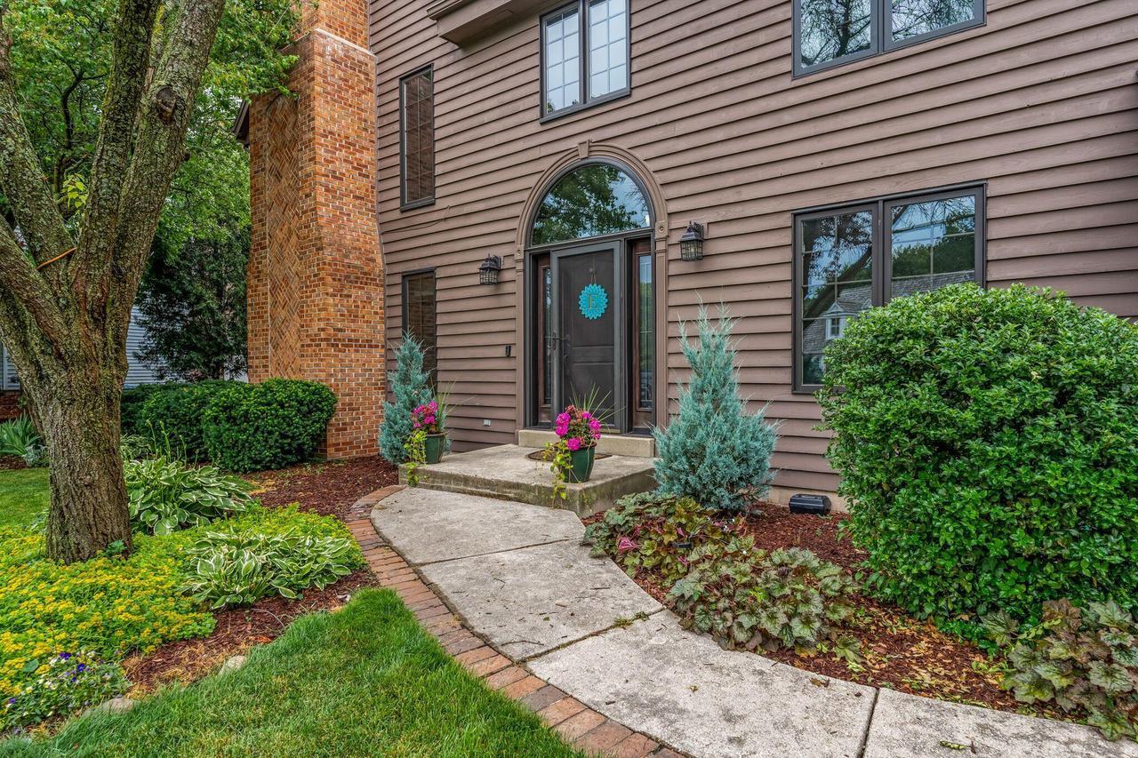 3933-s-stonewood-rd-new-berlin-wi-53151-mls-1841273-redfin