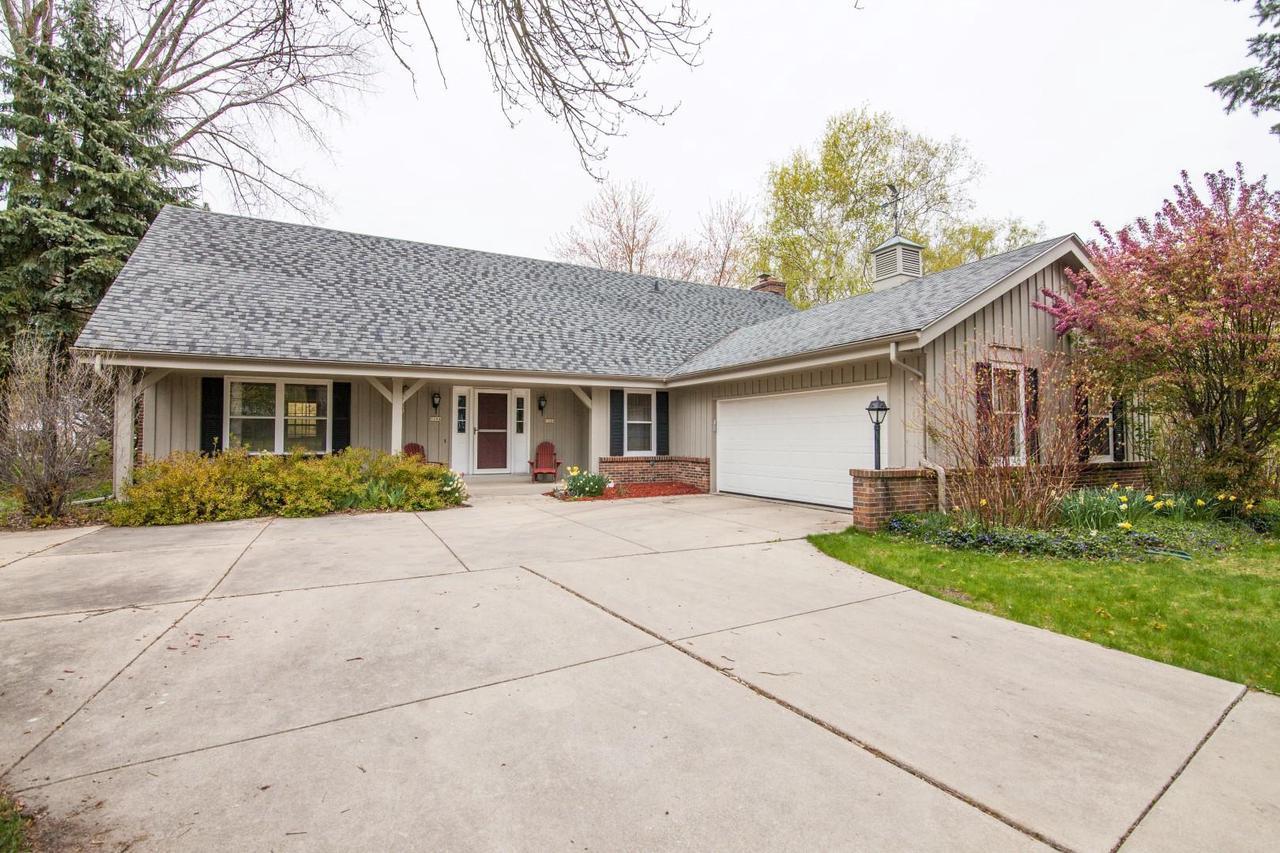 3204 W Chateau Ct, Mequon, WI 53092 MLS 1528642 Redfin