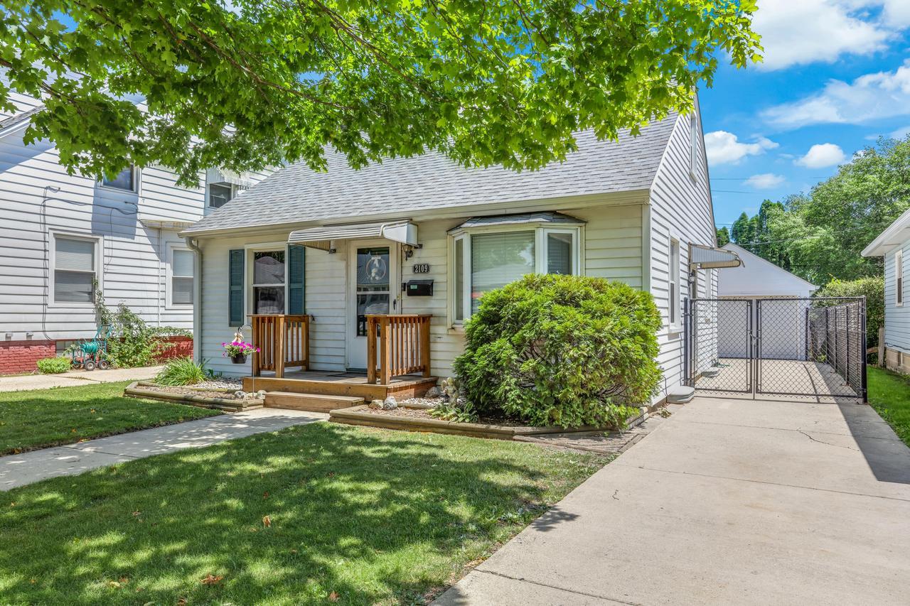 2109 Summit Ave, Racine, WI 53404 MLS 1802772 Redfin