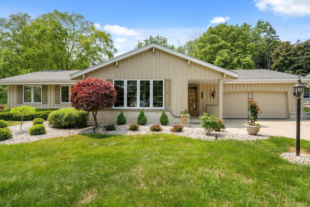 8861 Greenview Ln, Greendale, WI 53129 | MLS# 1840794 | Redfin