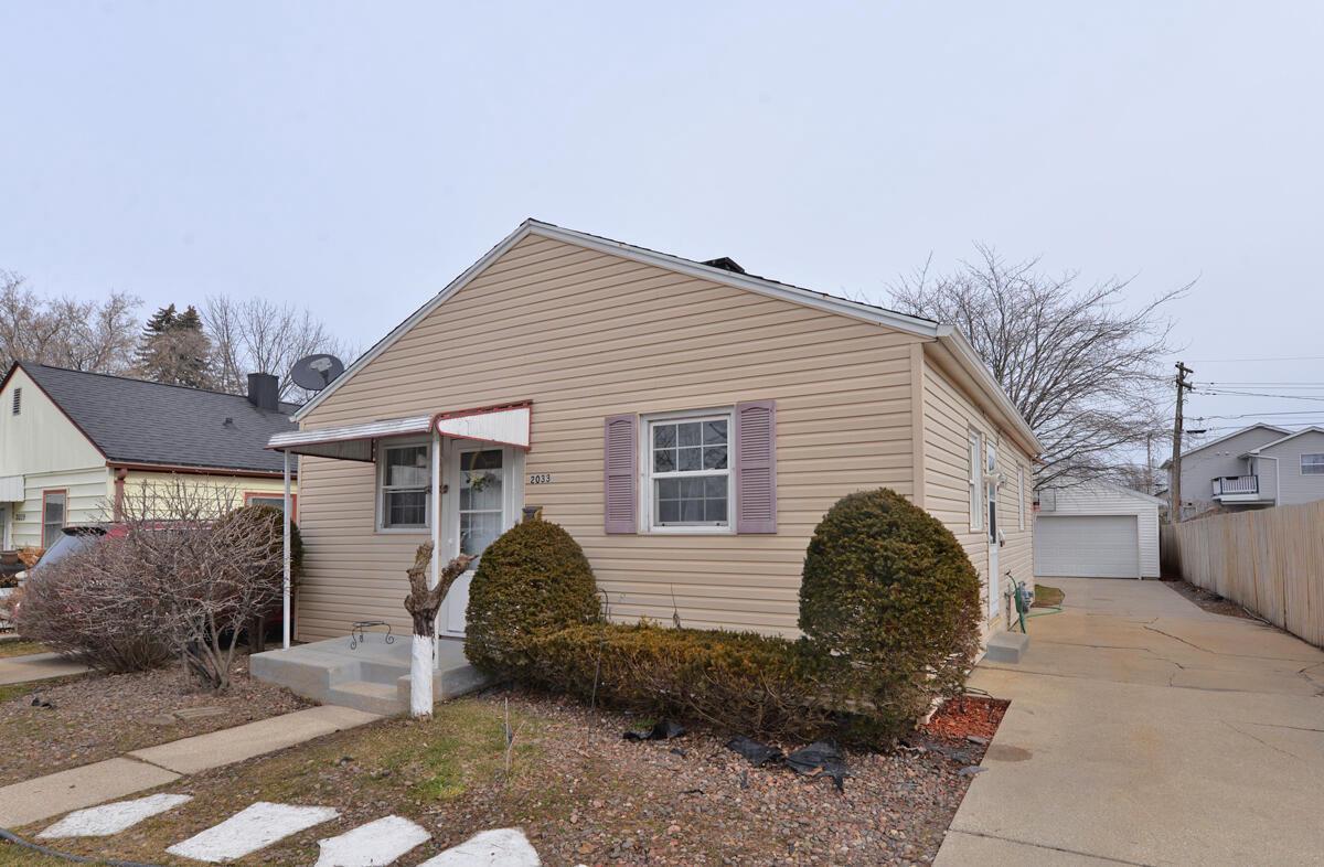 2033 Hayes Ave, Racine, WI 53405 MLS 1864900 Redfin