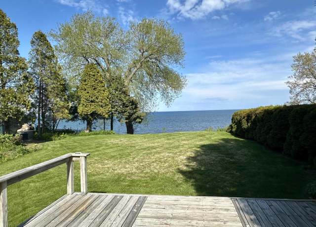 Property at 2509 Lakeshore Dr, Sheboygan, WI 53081, 2 beds, 1.5 baths