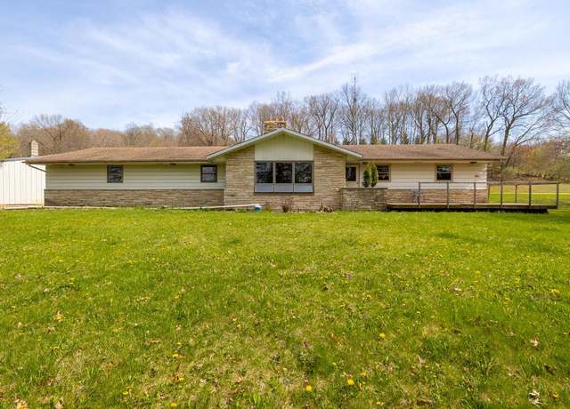 Property at 1190 Shamrock Ct, Hartford, WI 53027, 3 beds, 2 baths