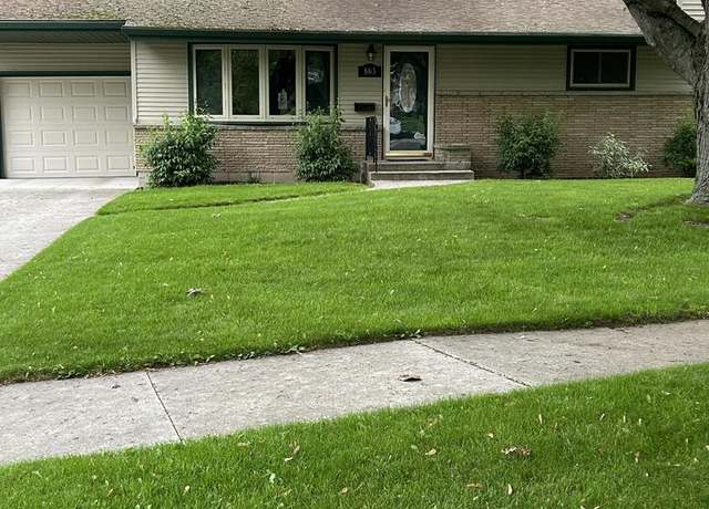 Property at 863 Shorewood Blvd, Manitowoc, WI 54220, 3 beds, 2 baths