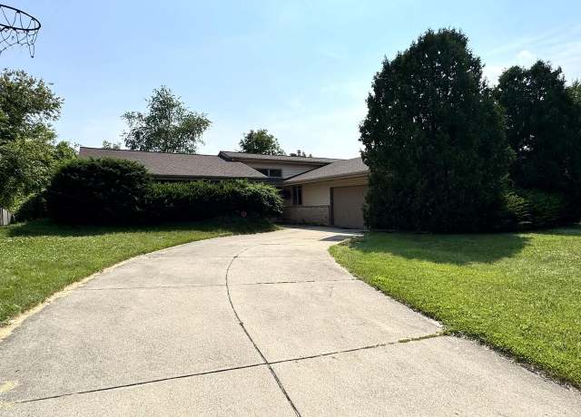 Property at 7823 W Coventry Dr, Franklin, WI 53132, 3 beds, 2 baths