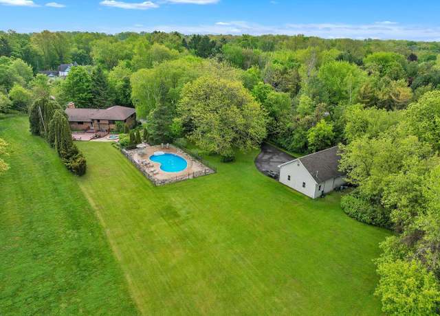 Property at 250 13th Ave, Racine, WI 53403, 3 beds, 2.5 baths