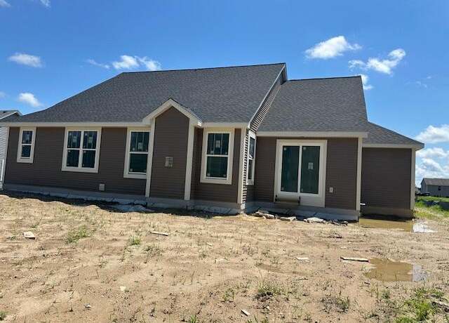 Property at 922 Medina Dr, Mukwonago, WI 53149, 3 beds, 2 baths