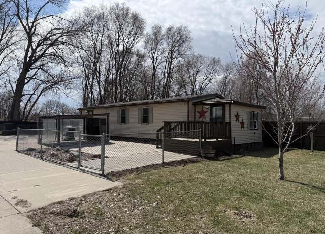 Property at 1740 Gillette Pl, La Crosse, WI 54603, 2 beds, 1 bath