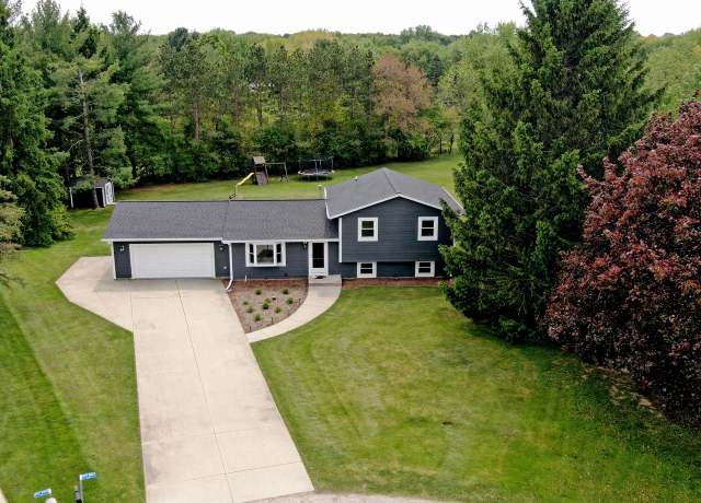 Property at W355N5843 Bridle Ln, Oconomowoc, WI 53066, 4 beds, 2 baths