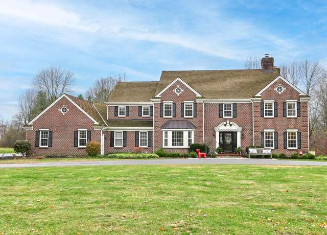 Property at 2127 W Columbia Dr, Mequon, WI 53092, 5 beds, 5 baths