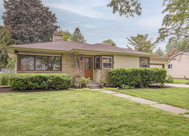 Property at 810 N Bel Ayr Dr, Waukesha, WI 53188, 3 beds, 2 baths