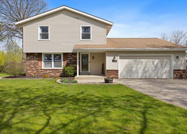Property at 498 Park Hill Dr, Pewaukee, WI 53072, 3 beds, 1.5 baths
