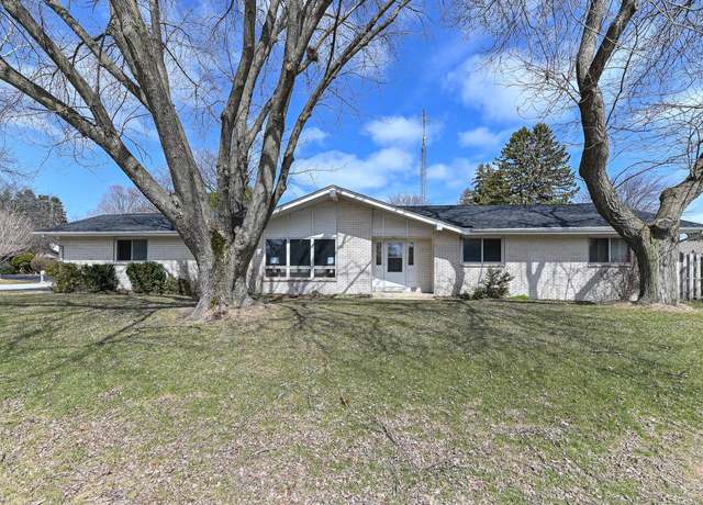 Property at 502 Bonita Ln, Racine, WI 53402, 3 beds, 2.5 baths