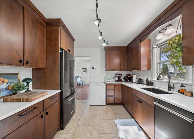 Property at 931 W Eula Ct, Milwaukee, WI 53209, 2 beds, 1.5 baths