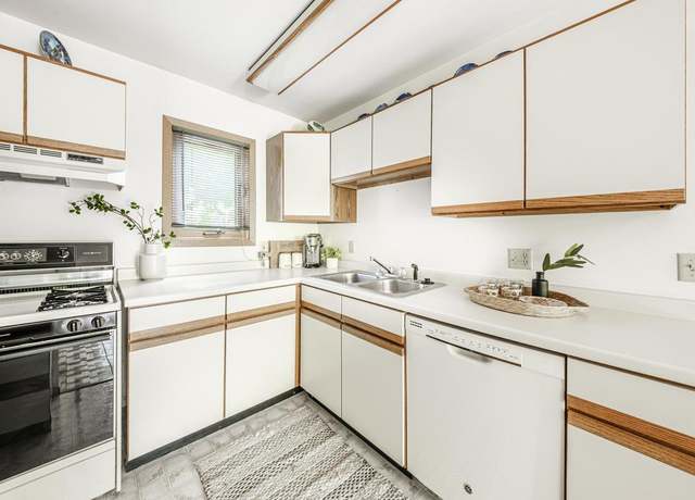 Property at N163W19422 Cedar Run Dr Unit A6, Jackson, WI 53037, 2 beds, 1.5 baths