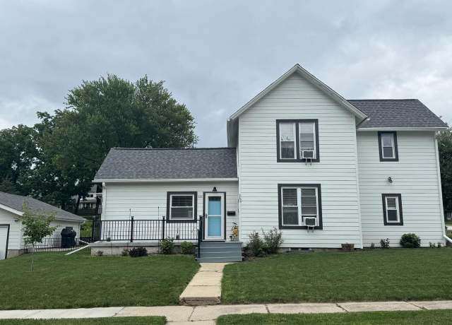 Property at 739 Elizabeth St, Oconomowoc, WI 53066, 4 beds, 1.5 baths