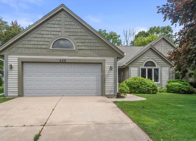 Property at 425 Glen View Court South Ct, Slinger, WI 53086, 3 beds, 2 baths