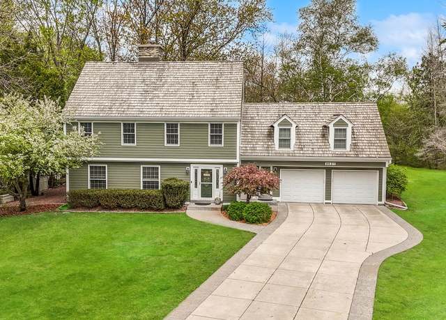 Property at 9837 N Auburn Ct, Mequon, WI 53092, 5 beds, 2.5 baths