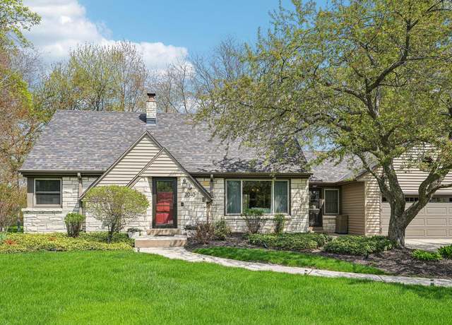 Property at 2040 San Fernando Dr, Elm Grove, WI 53122, 4 beds, 2.5 baths